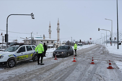 Bayburt-Erzurum kara yolu çığ nedeniyle ulaşıma kapandı
