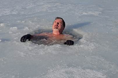 Bursalı dağcı yüzeyi buz tutan göle girdi