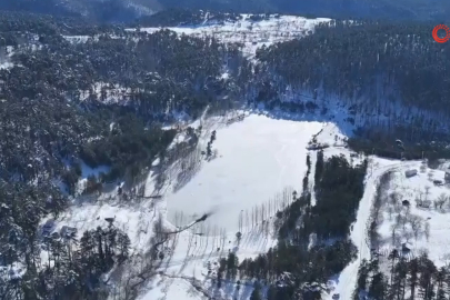 Bursalı dağcı yüzeyi buz tutan göle girdi