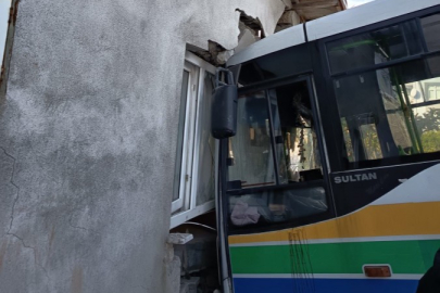 Halk otobüsü eve girdi: Facianın eşiğinden dönüldü