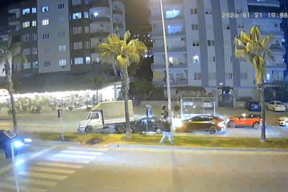 Yayaya yol vermek isterken zincirleme kazaya neden oldu