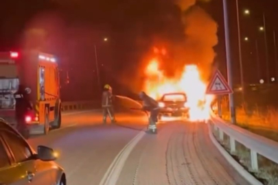 Seyir halindeki otomobil alev topuna döndü: Aracının yanışını çaresizce izledi