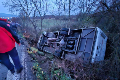 Balıkesir'de servis aracı şarampole uçtu: 14 yaralı