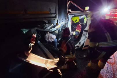 Otoyolda korkunç kaza! Otomobil tıra daldı...