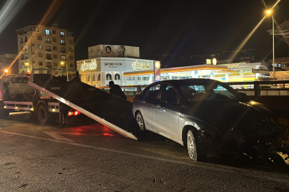 Hatay'da bariyere çarpan otomobilin sürücüsü yaralandı