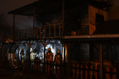 Sancaktepe'de gecekonduda çıkan yangın söndürüldü