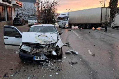 Bursa'da karşı şeride geçen tır, otomobille kafa kafaya çarpıştı