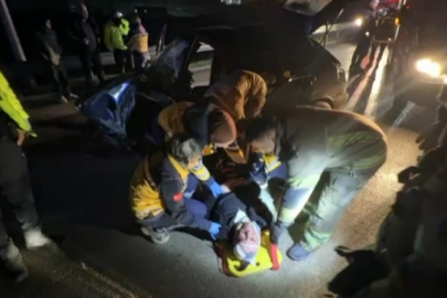 Bursa'da sabah saatlerinde korkunç kaza: Bariyerlere çarpan araçta 2 kişi ağır yaralandı