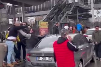 Bursa'da kaza sonrası sürücüler birbirine girdi