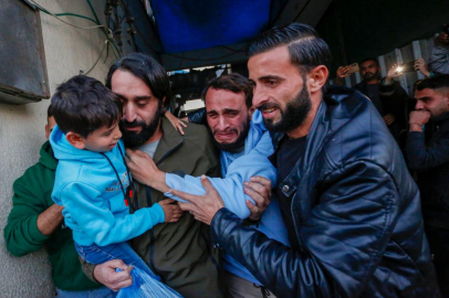 Katil İsrail, Gazze'de alıkoyduğu 7 Filistinli esiri daha serbest bıraktı