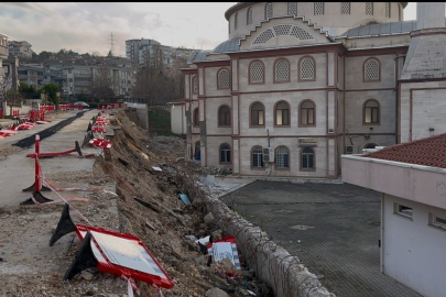 Bursa'da 2 aylık çile...Çöken duvar yolu da camiyi de kapattı