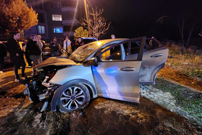 Bursa'da iki araç kafa kafaya çarpıştı: 3 ağır yaralı