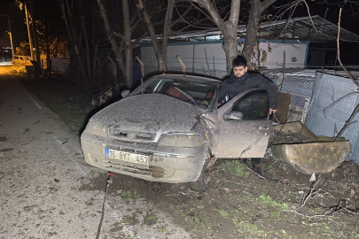 Bursa'da kontrolden çıkan otomobil ağaca çarptı