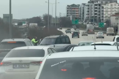 Bursa'da ters yöne giren araç trafiği kilitledi