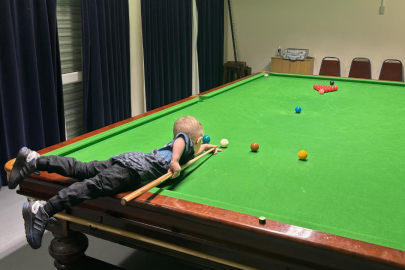 İki yaşındaki çocuk bilardo şovlarıyla iki Guinness Dünya Rekoru kırdı
