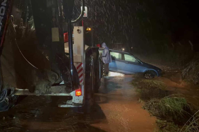 Marmaris'te sağanak: Yollar göle döndü, araçlar mahsur kaldı
