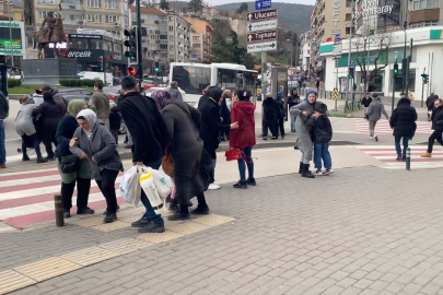 Bursa'da kuvvetli rüzgâr vatandaşlara zor anlar yaşattı