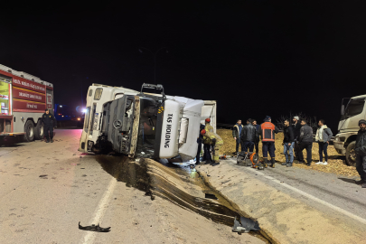 Bursa'da talaş yüklü tır devrildi: Genç sürücü hayatını kaybetti