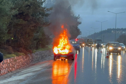 Bursa'da otomobil alev topuna döndü!