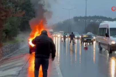 Motor arızası veren otomobil alev alev yandı