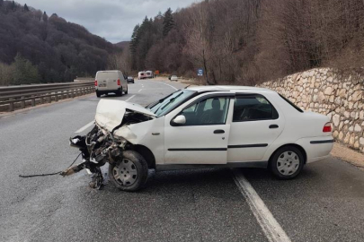 Bursa'da otomobil bariyerlere çarptı: 3 yaralı