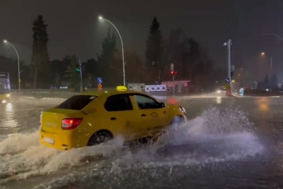 Bursa'da sağanak sonrası rögarlar taştı, cadde göle döndü