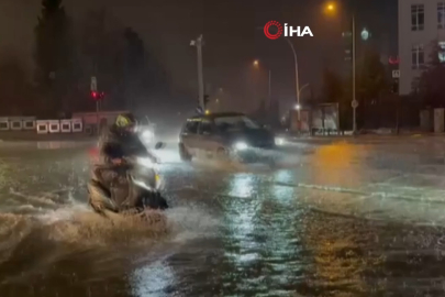 Bursa'da sağanak sonrası rögarlar taştı, cadde göle döndü
