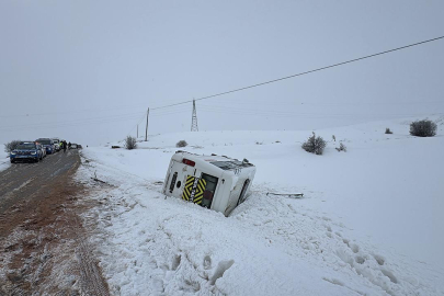 Sivas'ta öğrenci servisi devrildi: 10 yaralı