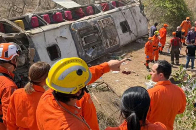 Brezilya'da otobüsün devrilmesi sonucu 16 kişi hayatını kaybetti