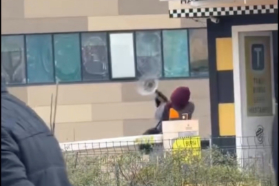 Bursa'da taksi bulamayınca sinirlenen kadın durağa daldı!