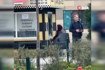 Bursa'da taksi bulamayınca sinirlenen kadın durağa daldı!
