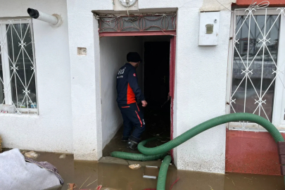 Kar kalınlığının 2 metreyi aştığı Sivas'ta taşkın: Evler ve yollar sular altında