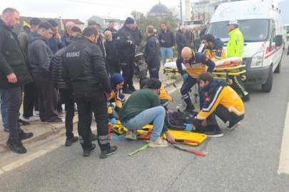 Otomobile çarpan motosiklet savruldu: 2 yaralı