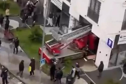 Büyükçekmece’de vinç iş yerine girdi