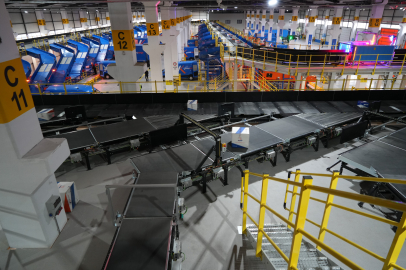 Saatte 25 bin kargo insan eli değmeden bir araçtan diğerine yükleniyor