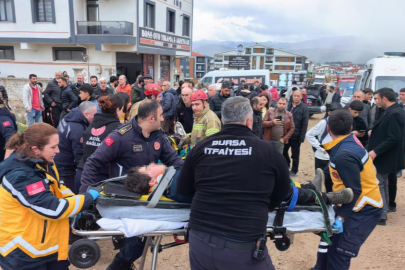 Bursa'da ehliyetsiz sürücü, park halindeki araçlara çarptı: 8 öğrenci yaralandı