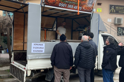 Bursa'da istediği ile evlenen kadın lokma dağıttı