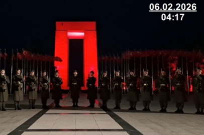 Mehmetçik'ten deprem şehitleri için saygı duruşu