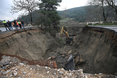 Şiddetli yağış nedeniyle Selçuk-Aydın kara yolunda çökme meydana geldi