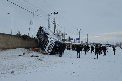 Ağrı'da otobüs devrildi: 16 yaralı