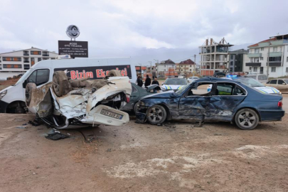 Bursa'da 14 yaşındaki ehliyetsiz sürücü park halindeki araçlara çarptı: 4 gencin durumu kritik