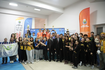 Bursa'da öğrenciler dart turnuvasında kıyasıya mücadele etti