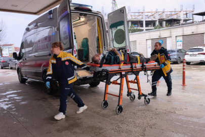 Bursa'da servis minibüsünden inen sürücüye araç çarptı