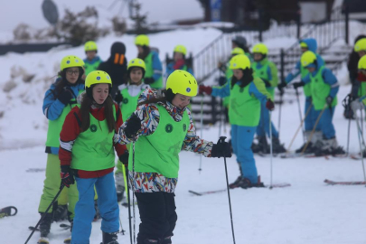 Bursa'da "1000 Çocuk Kayak" projesiyle yüzlerce öğrenci karla buluştu