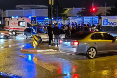 Bursa'da kontrolden çıkan otomobil yayalara çarptı