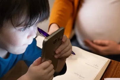 Doğum izni ile çocuklara yönelik sosyal medya düzenlemesinde sona gelindi