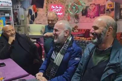 Bursa'da 50 yıllık çaycı yaptığı şakalarla müşterileri kırıp geçiriyor