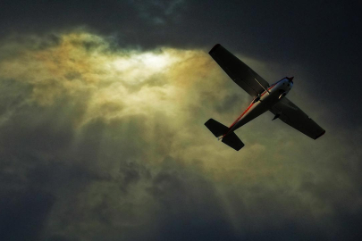 İnişe geçen uçaktaki pilotları silahla vurdular