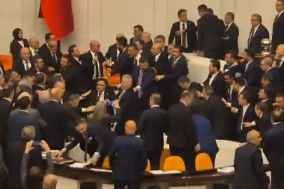 Meclis'te yeni bakanların yemin töreni öncesi kavga!