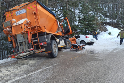 Uludağ yolunda kaza: Kar küreme aracı otomobille çarpıştı